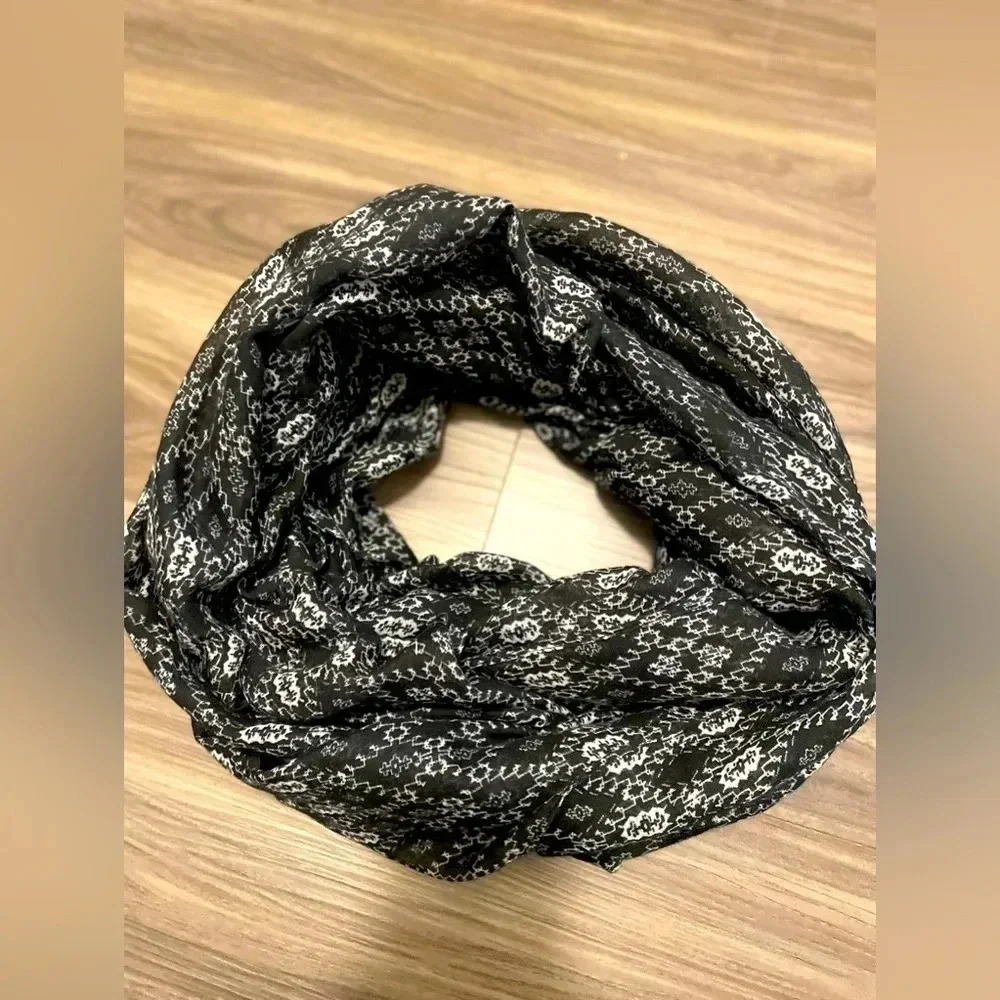 Charlotte Russe black and white 100% polyester scarf OS